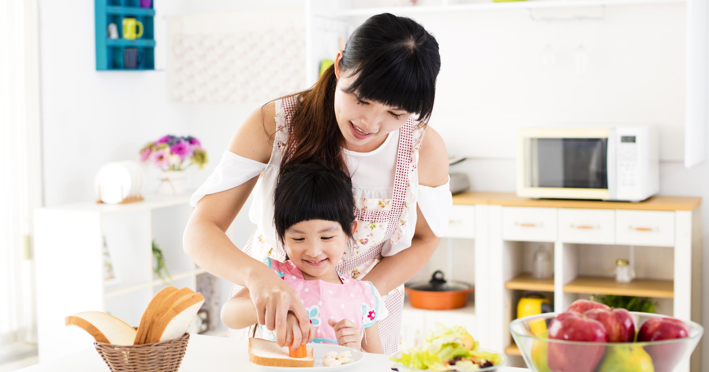 Японская мама на кухне. Мама с дочкой готовят. Мама с ребенком на кухне. Мама готовит. Корейская мама готовит.