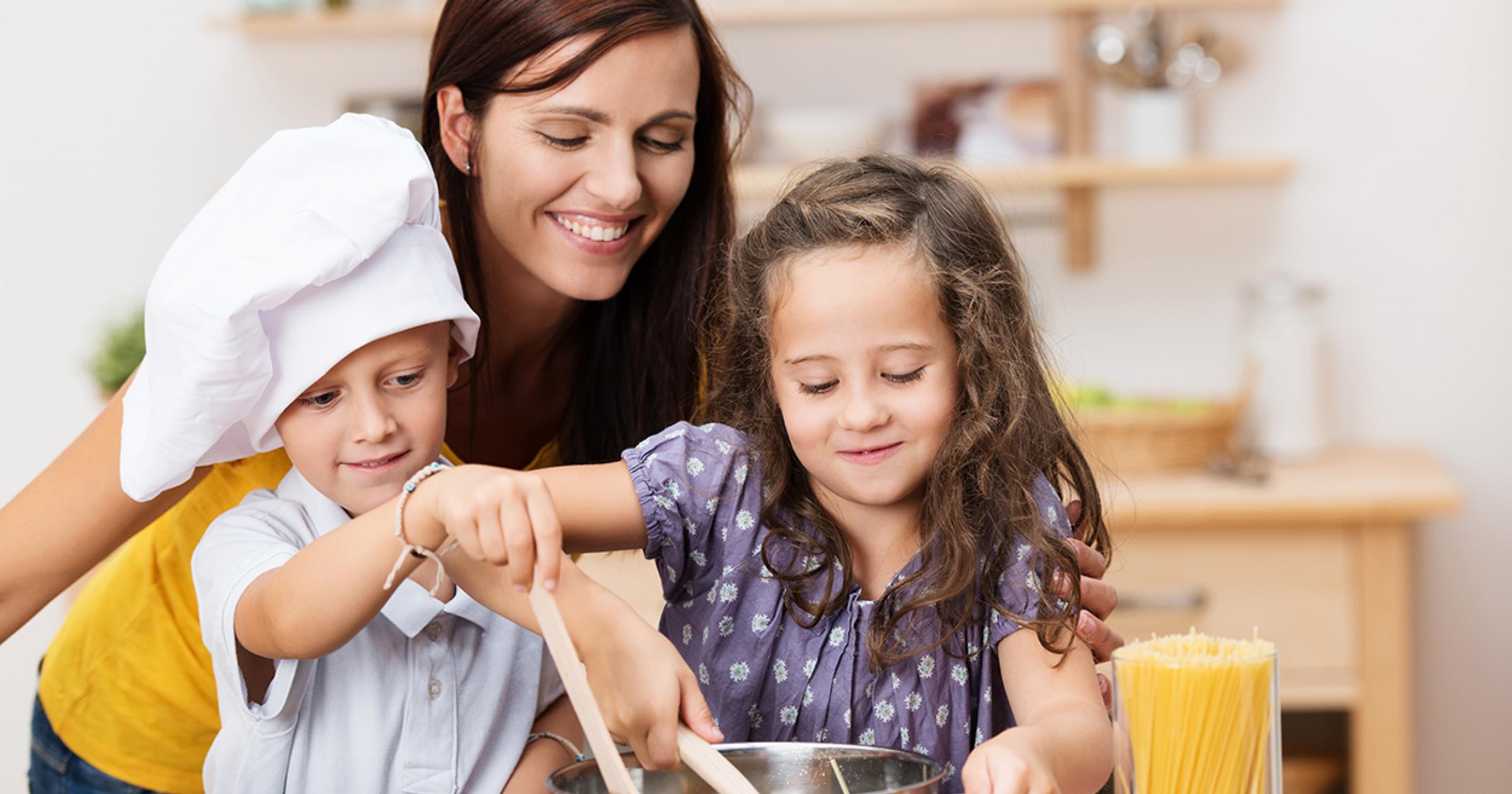 Мама с дочкой на кухне. Кухня для детей. Ребенок с родителями на кухне. Семья готовит. Готовка с детьми.