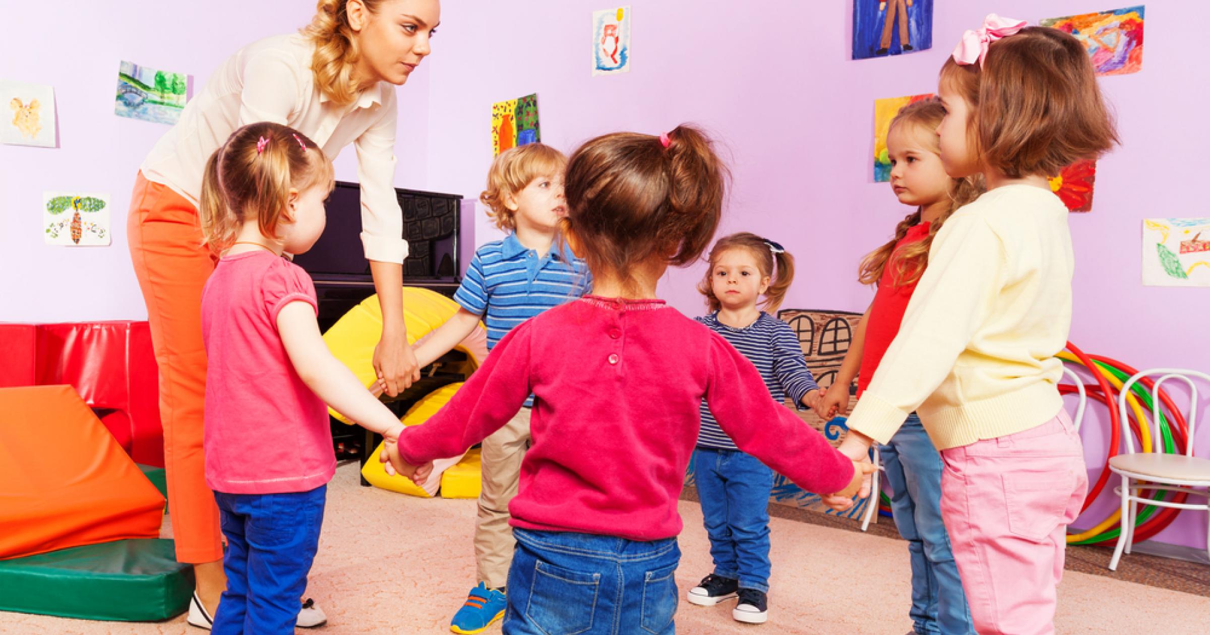 Дети в детском саду. Воспитатель детского сада. Педагог и дети. Дети в кругу с воспитателем. Воспитатель и дети в детском саду.