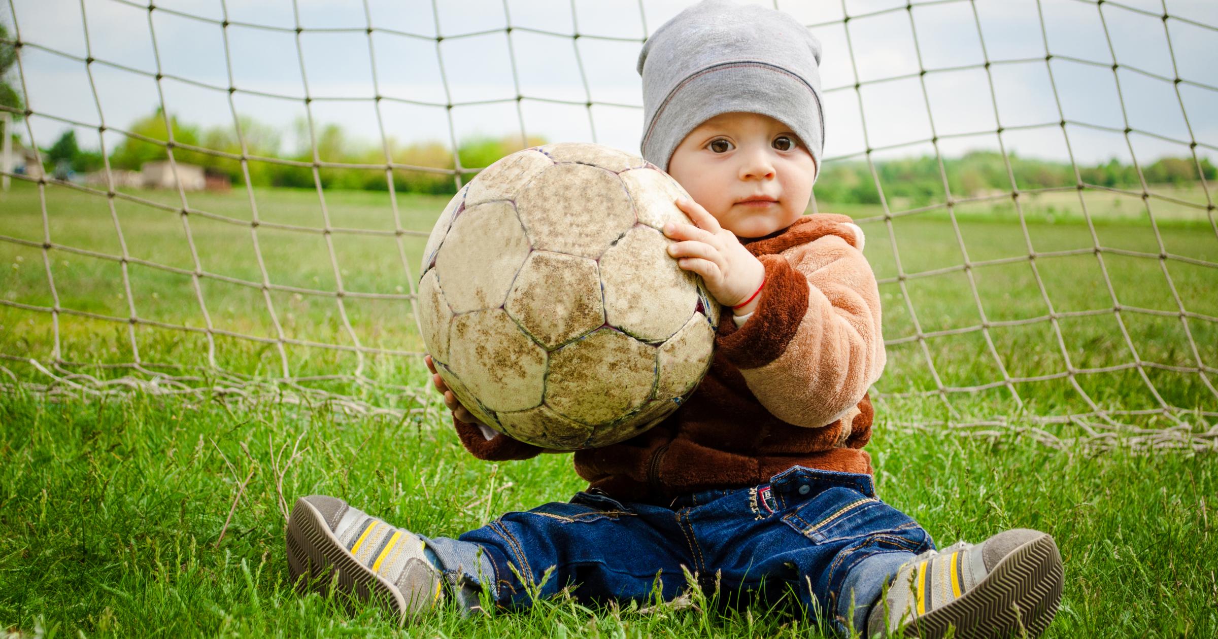 Ребенок гоняет. Мяч для детей. Мячики для детей. Детская фотосессия с мячом. Мальчик с мячом.
